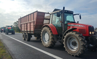 Rolnicy blokują drogi krajowe także u nas w regionie - ZDJĘCIA 