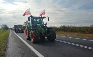 Rolnicy blokują drogi krajowe także u nas w regionie - ZDJĘCIA 