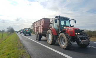 Rolnicy blokują drogi krajowe także u nas w regionie - ZDJĘCIA 