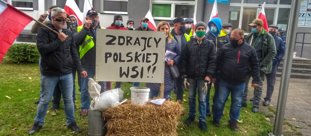 Protest rolników, wylewali gnojówkę pod biurami poselskimi