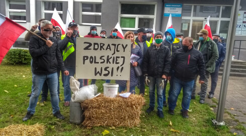 Protest rolników, wylewali gnojówkę pod biurami poselskimi - grafika