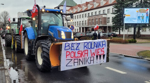 Rolnicy zablokowali drogi. Protestowali przeciwko drożyźnie  - grafika