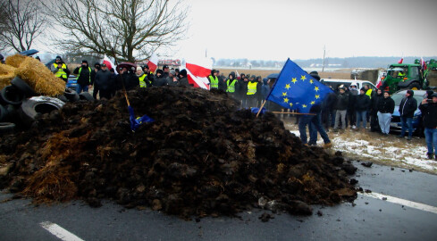 Wysypali obornik na drogę, zniszczyli też flagę unijną - VIDEO  - grafika