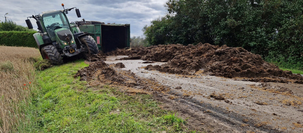 Pijani kierowcy. Jeden zatrzymał się w rowie, drugi na znaku drogowym