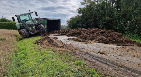 Pijani kierowcy. Jeden zatrzymał się w rowie, drugi na znaku drogowy - grafika