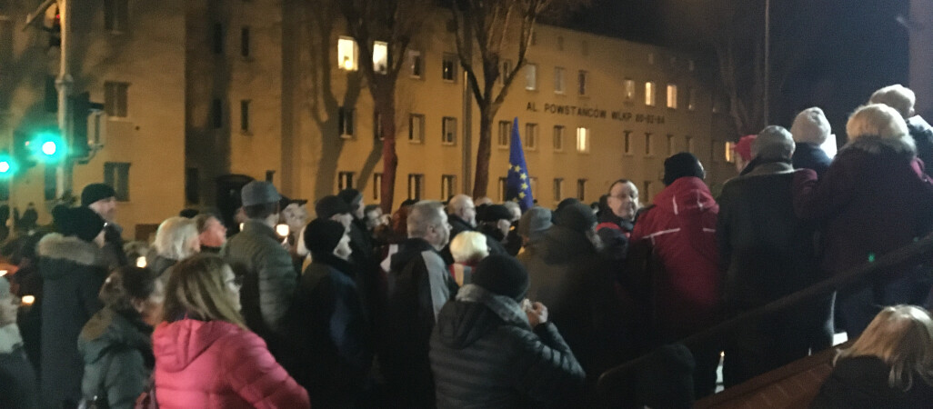 Trwa protest przed Sądem Rejonowym w Pile [ZDJĘCIA]