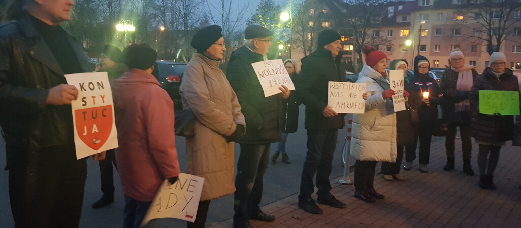 Przed sądami protesty w obronie sędziów 