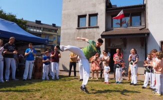 Pokaz capoeiry na festynie parafialnym 