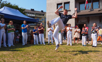 Pokaz capoeiry na festynie parafialnym 