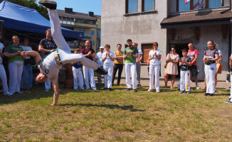 Pokaz capoeiry na festynie parafialnym 