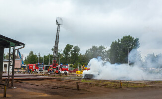 Pożar hali warsztatowej w Exalo Drilling - ćwiczenia strażaków [ZDJĘCIA] 