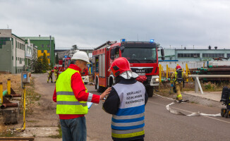 Pożar hali warsztatowej w Exalo Drilling - ćwiczenia strażaków [ZDJĘCIA] 