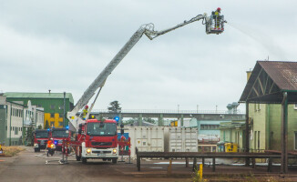 Pożar hali warsztatowej w Exalo Drilling - ćwiczenia strażaków [ZDJĘCIA] 