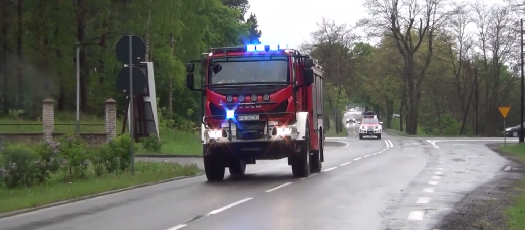 Kawalkada strażackich wozów w drodze nad Jelonki