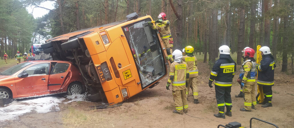 Zderzyły się trzy samochody i autobus szkolny 