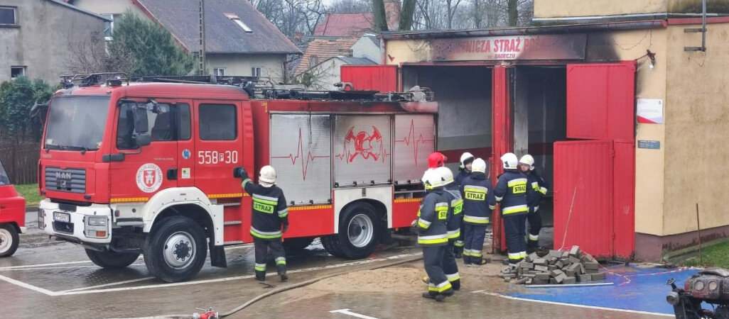 Pożar w remizie OSP w Bądeczu. Ogień zniszczył też nowy wóz 