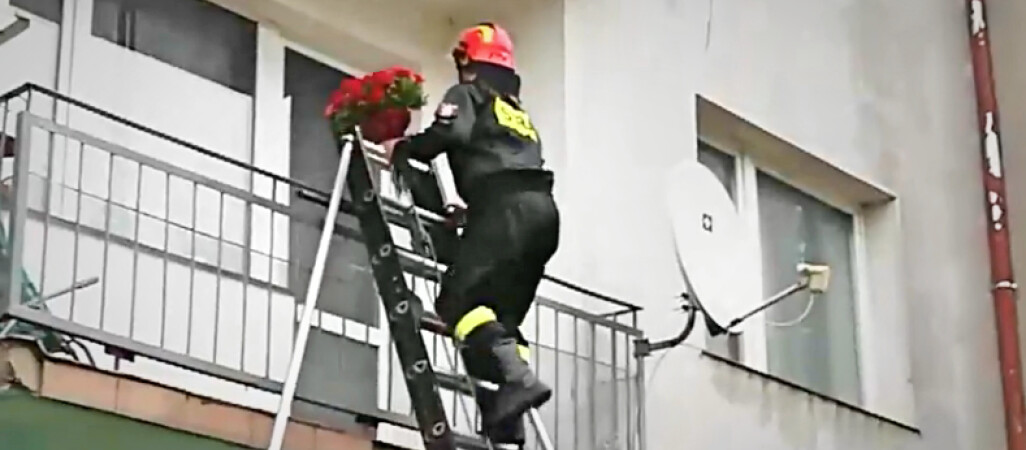 Strażak wspiął się po drabinie na balkon ukochanej, by się oświadczyć - VIDEO 