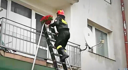 Strażak wspiął się po drabinie na balkon ukochanej, by się oświa - grafika