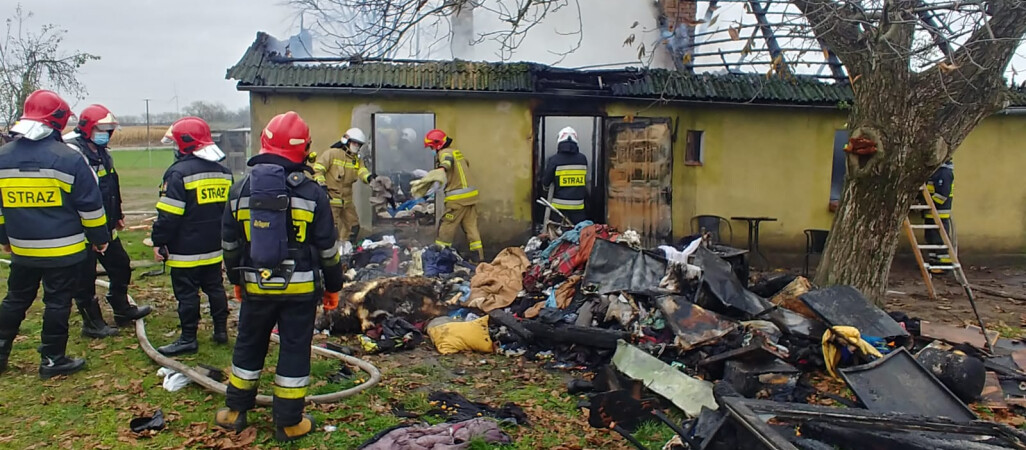 Dom spalił się doszczętnie. Rodzina z trójką dzieci zdążyła uciec 