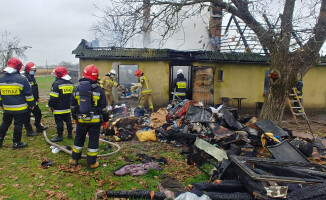 Dom spalił się doszczętnie. Rodzina z trójką dzieci zdążyła uciec 