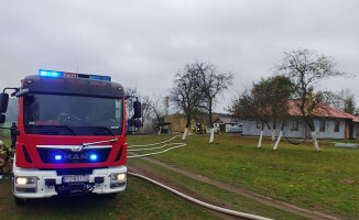 Dom spalił się doszczętnie. Rodzina z trójką dzieci zdążyła uciec 