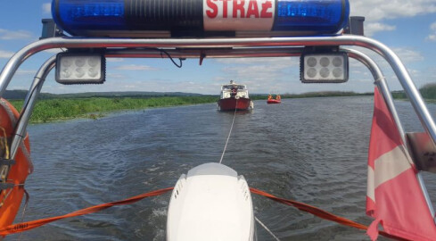 Strażacy ratowali pasażerów uszkodzonej łodzi na Noteci  - grafika