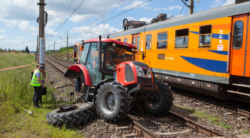 Traktor zderzył się z pociągiem. Trasa Piła - Bydgoszcz zablokowan - grafika