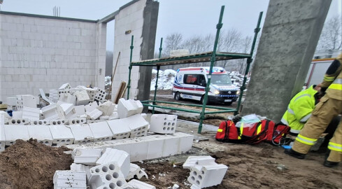 Zawaliła się ściana nowego bloku. Przygniotła robotnika. 28-latek  - grafika