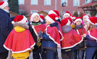 Tłumy pilan witały Świętego Mikołaja z Rovaniemi [GALERIA]