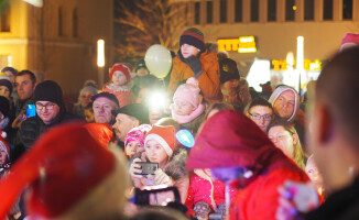 Tłumy pilan witały Świętego Mikołaja z Rovaniemi [GALERIA]