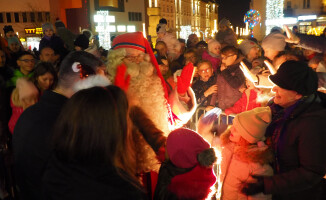 Tłumy pilan witały Świętego Mikołaja z Rovaniemi [GALERIA]