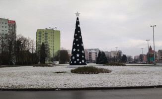 Pierwszy śnieg i biała choinka na rondzie 