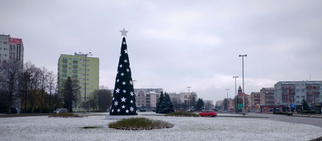 Pierwszy śnieg i biała choinka na rondzie 