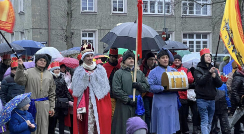 Orszak Trzech Króli. Pilanom nie przeszkodził deszcz  - grafika