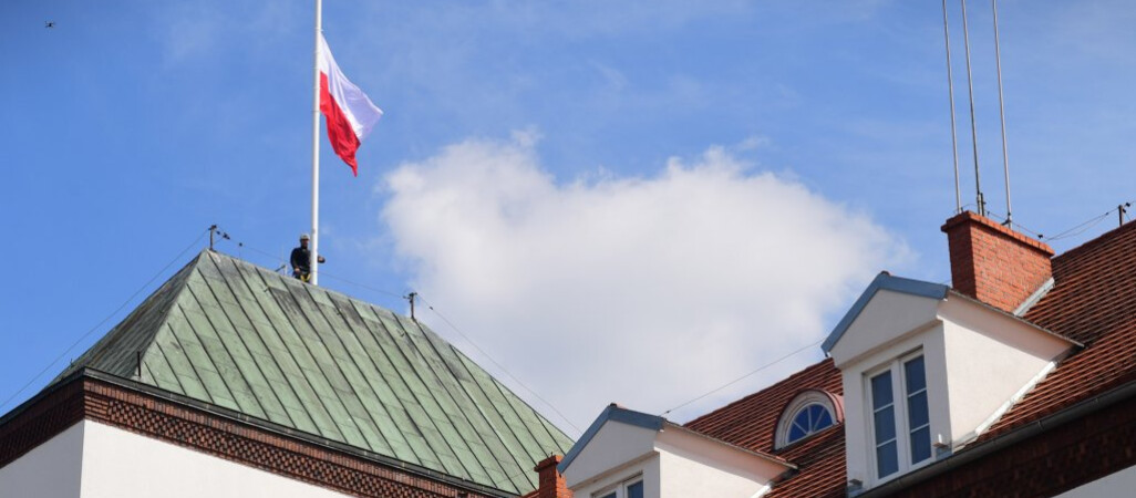 Flaga na maszcie, centrum tradycji i strefa rekreacji otwarte