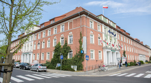 Prezydent nie ma już jachtu, a jego zastępczyni buduje dom. Zagląda - grafika