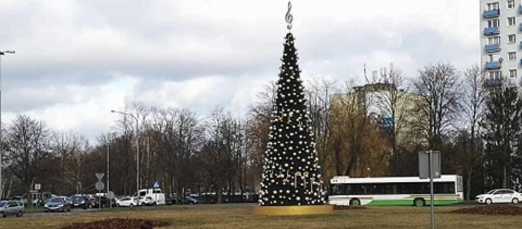 Choinka na rondzie czeka na Wielkanoc? 