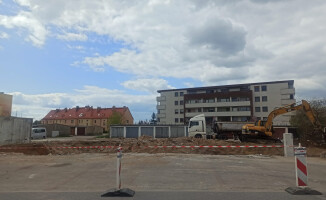 Wielka dziura na Górnym w Pile. Niezabezpieczony plac budowy 