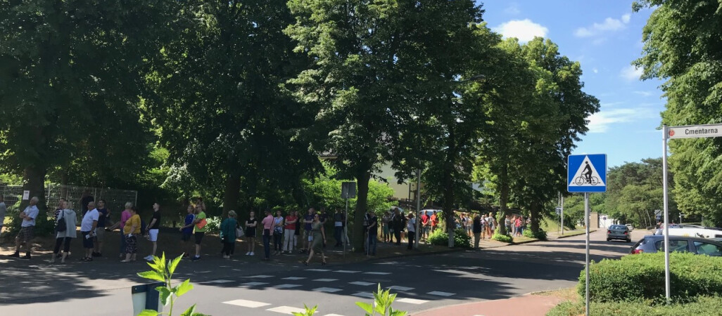 Dantejskie sceny w kolejce do szczepienia 