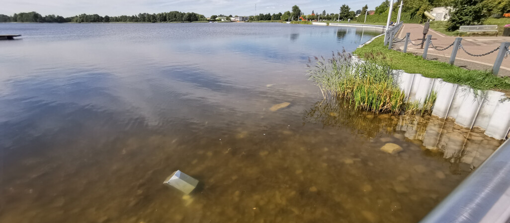 Kosz na śmieci w jeziorze