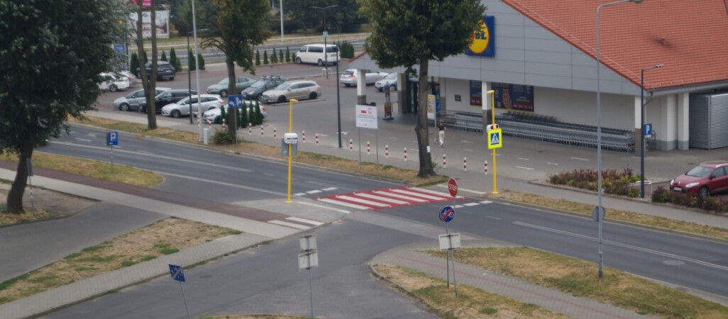 Kierowcy wycofując się z parkingu wjeżdżają w słup 