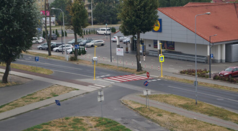 Kierowcy wycofując się z parkingu wjeżdżają w słup  - grafika