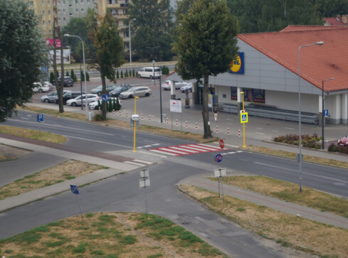 Kierowcy wycofując się z parkingu wjeżdżają w słup  - grafika