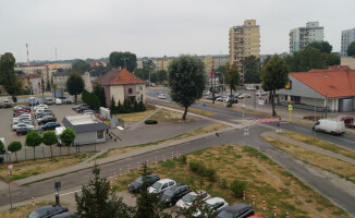 Kierowcy wycofując się z parkingu wjeżdżają w słup 