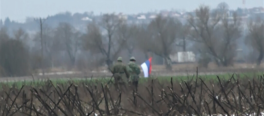 Umundurowani mężczyźni z odwróconą flagą rosyjską 