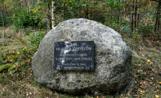 Tablica w "Lesie pilskich turystów" została zniszczona