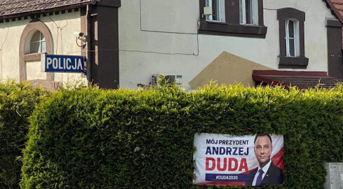 Baner Andrzeja Dudy na policyjnym żywopłocie. Sprawa w sądzie  - grafika