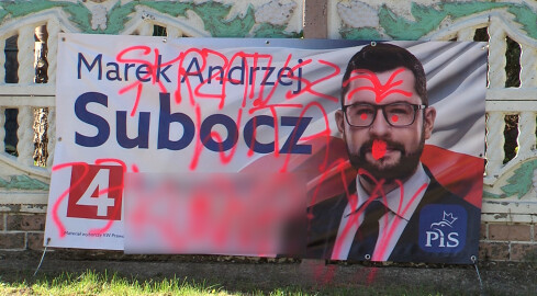 Wyborcze emocje rosną. Dostaje się m.in. plakatom - grafika