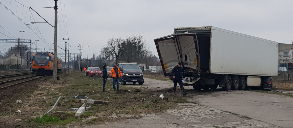 Zderzenie pociągu osobowego z ciężarówką w Pile