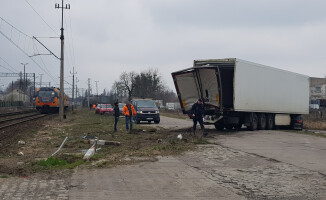 Zderzenie pociągu osobowego z ciężarówką w Pile